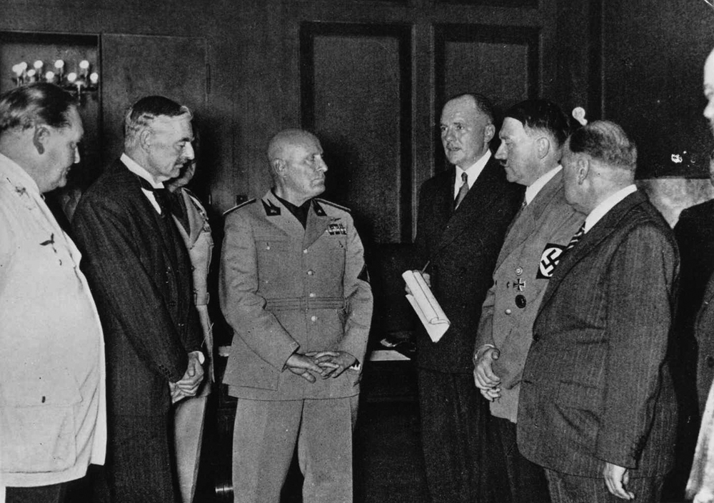 Hermann Göring, Neville Chamberlain, Benito Mussolini, Paul Schmidt, Adolf Hitler and Édouard Daladier during the negociations of the Munci conference